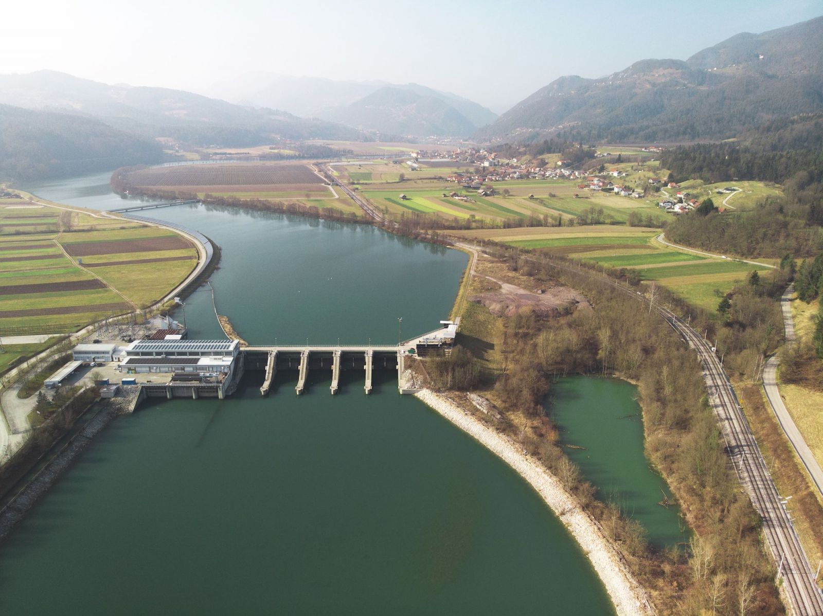Một đập thủy điện làm chậm dòng chảy của một dòng sông ở Slovenia tạo ra năng lượng cho người dân địa phương